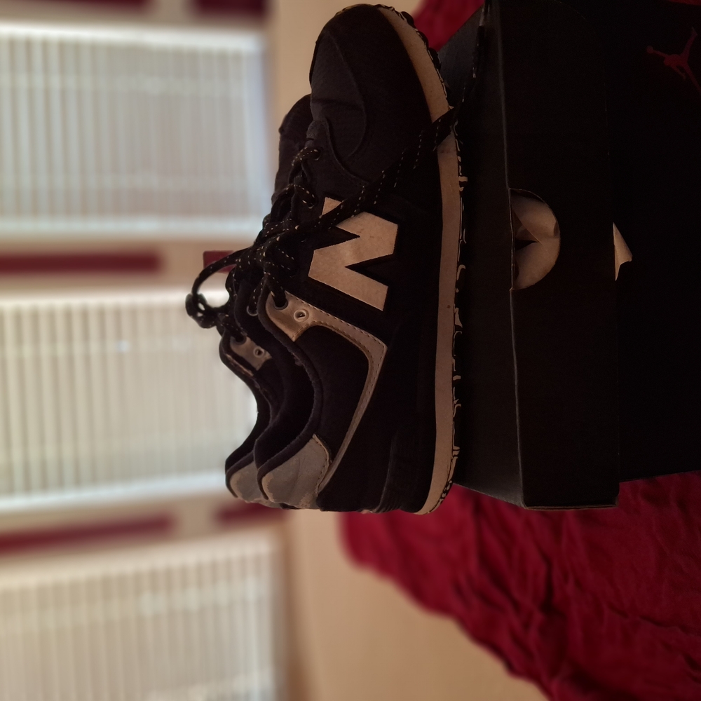 Boy's Black New Balance Sneakers - Picture 2 of 6